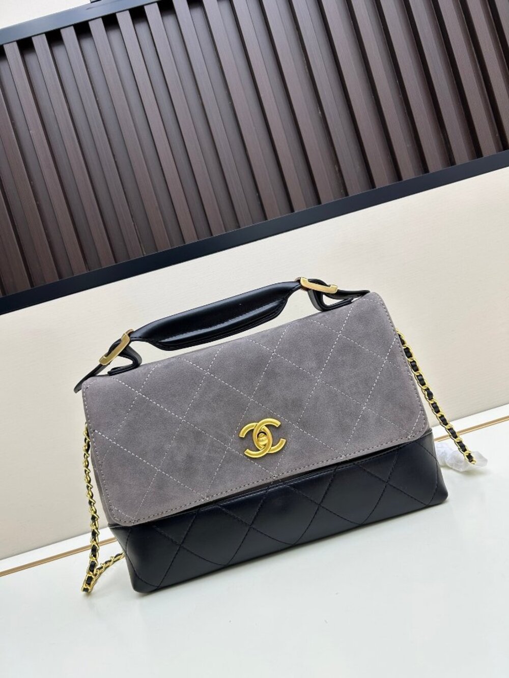 CHANEL.Chic Two-Tone Quilted Chain Bag